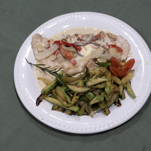 Pollo con crema de champignones y zucchini salteado