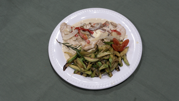 Pollo con crema de champignones y zucchini salteado