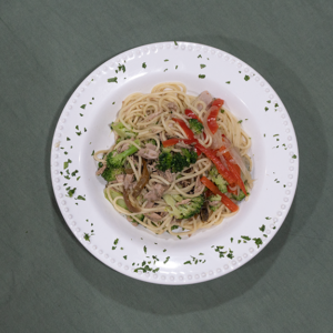 Salteado con atún, pasta y brócoli