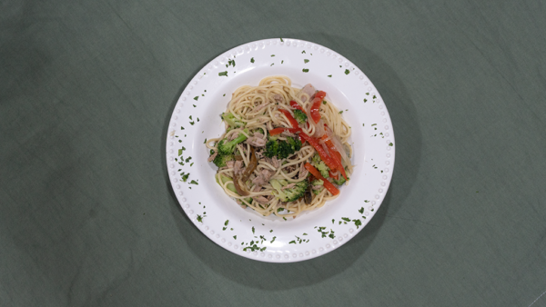Salteado con atún, pasta y brócoli