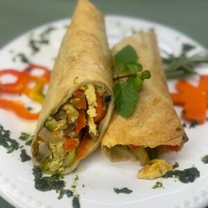 Wrap BBQ (tiritas de carne, queso cheddar, cebolla caramelizada, espinaca, salsa barbacoa)
