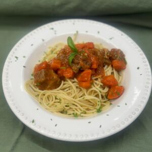 Spaguettis con estofado de carne