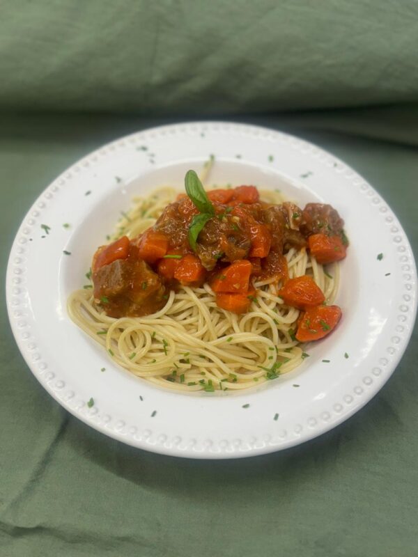 Spaguettis con estofado de carne