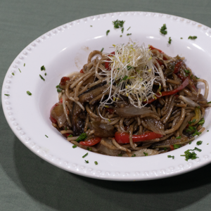 Wok con fideos de arroz y verduras salteadas con azúcar negra