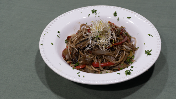 Wok con fideos de arroz y verduras salteadas con azúcar negra
