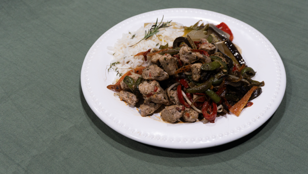 Wok de cerdo magro con arroz y vegetales
