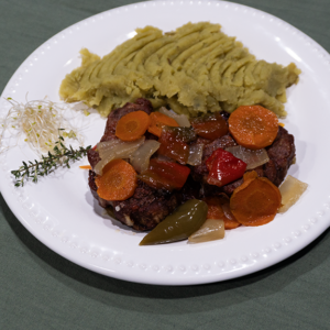 Bondiola de cerdo braseada con puré de batatas