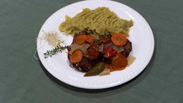 Bondiola de cerdo braseada con puré de batatas