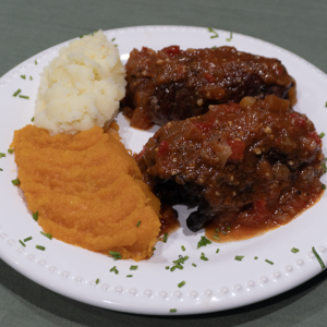 Niños envueltos (carne de ternera rellena de verduras) con salsa fileto y puré mixto