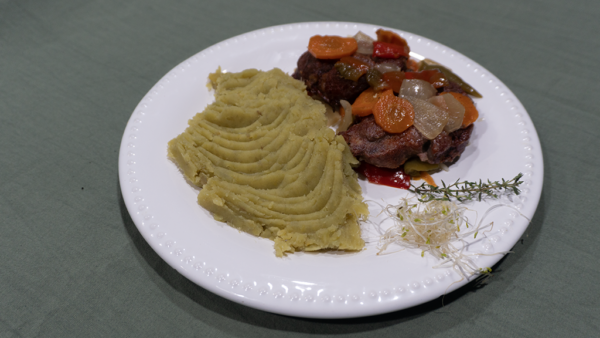 Bondiola de cerdo braseada con puré de batatas - Imagen 2