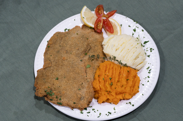 Milanesa de ternera con puré mixto