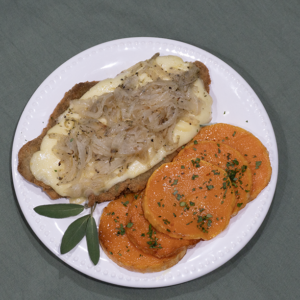 Suprema de pollo a la fugazzeta con rodajas de calabaza al horno