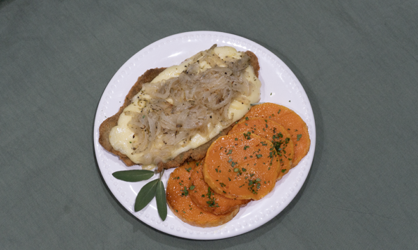 Suprema de pollo a la fugazzeta con rodajas de calabaza al horno