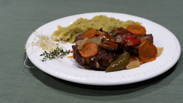 Bondiola de cerdo braseada con puré de batatas - Imagen 3