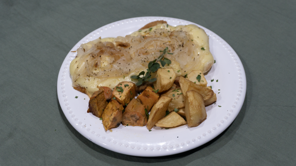 Milanesa de ternera a la fugazzeta con papas y boniato