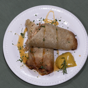 Wrap Honey (pollo, espinaca, parmesano, tomates secos, cebolla caramelizada con mostaza y miel)