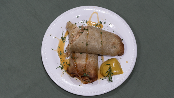 Wrap Honey (pollo, espinaca, parmesano, tomates secos, cebolla caramelizada con mostaza y miel)