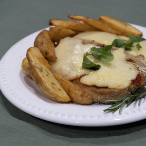 Milanesa de berenjena a la napolitana con papas rústicas al horno