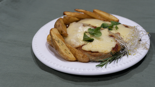 Milanesa de berenjena a la napolitana con papas rústicas al horno