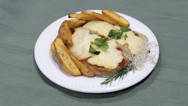Milanesa de berenjena a la napolitana con papas rústicas al horno - Imagen 2