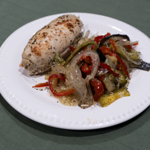 Suprema rellena de jamón y queso con zanahorias, morrón y cebolla
