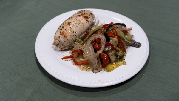 Suprema rellena de jamón y queso con zanahorias, morrón y cebolla