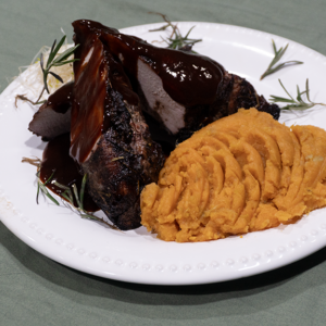 Solomillo de cerdo con azúcar negra y cerveza con puré de boniato