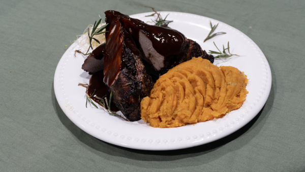 Solomillo de cerdo con azúcar negra y cerveza con puré de boniato