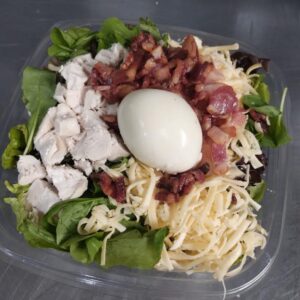 Ensalada Caesar "No Tradicional": Pollo, huevo duro, queso en hebras, panceta dorada, mix de verdes, crutones con aderezo caesar