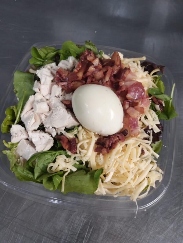 Ensalada Caesar "No Tradicional": Pollo, huevo duro, queso en hebras, panceta dorada, mix de verdes, crutones con aderezo caesar